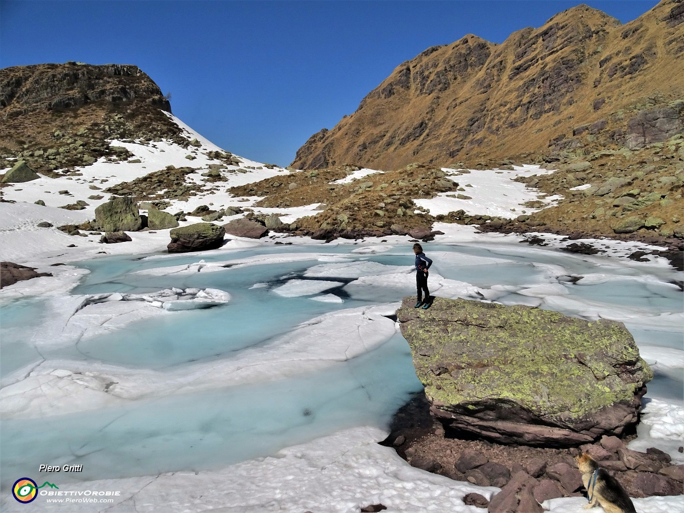 04 Splendido spettacolo del Laghetto di Pietra Quadra con ghiaccio-neve in scioglimento.JPG -                                